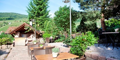 Nature hotel - Massagen - Engelsbrand - Im Garten kann man auch schön frühstücken ... - Naturhotel Holzwurm