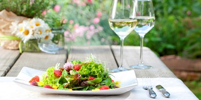 Naturhotel - Bio-Küche: Bio-vegetarisch möglich - Betzweiler-Wälde - Salat im Grünen - Naturhotel Holzwurm