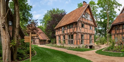 Naturhotel - Lüneburger Heide - Das Wildland besteht aus 6 Fachwerkhäusern, welche wie bei einem Museumsdorf an anderer Stelle abgebaut wurden und hier wunderschön zusammen gestellt sind - Biohotel Wildland 