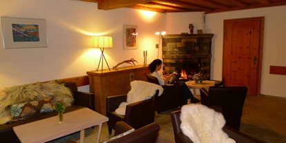 Nature hotel - Aktivurlaub möglich - Flims Waldhaus - Lounge mit Kamin - Biohotel Ucliva
