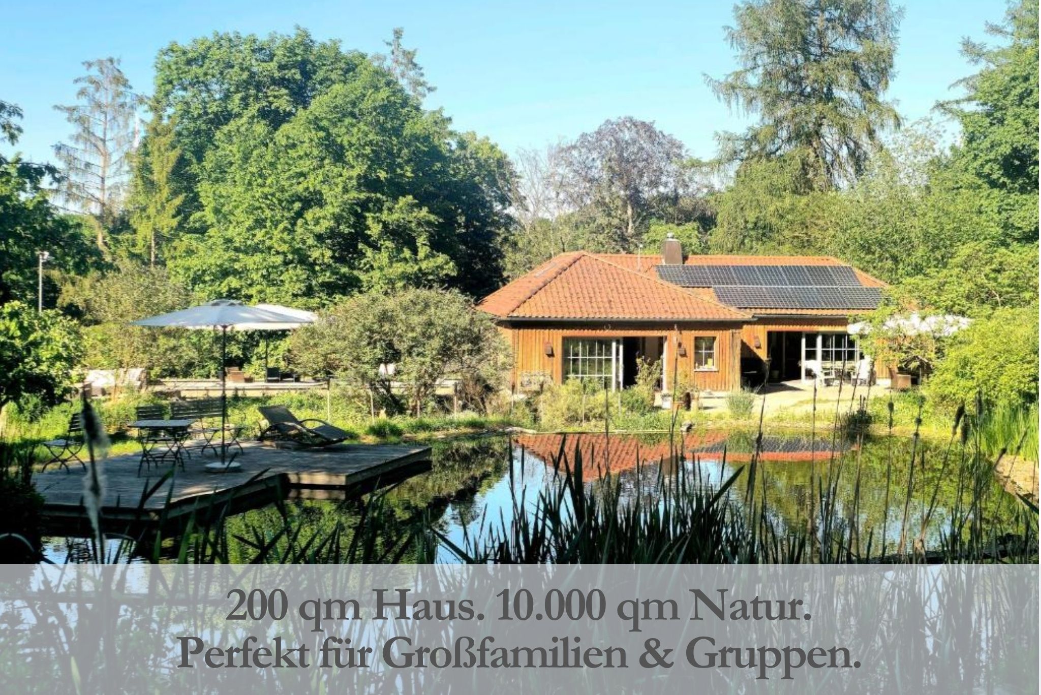 Naturhotel: Schwimmteich mit den großzügigen Terrassen im Ferienhaus NaturQuartier - NaturQuartier am Stadtrand von Nürnberg