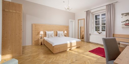 Naturhotel - Energieversorgung: 100 % Ökostrom - Hinterglemm - Doppelzimmer der L-Kategorie bieten ausreichend Platz für Ruhe und erholsamen Schlaf - Q! Resort Health & Spa Kitzbühel