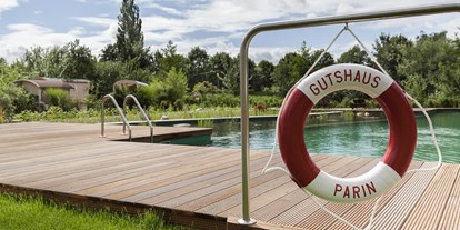 Naturhotel - Preisklasse: €€ - Utecht - Naturbadeteich des Biohotels Gutshaus Parin - Biohotel Gutshaus Parin