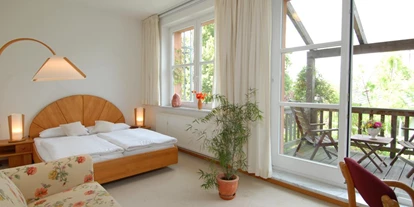 Naturhotel - auch für Familien mit Kindern - Lübeck - Alle Zimmer sind mit Vollholzmöbeln, metallfreien Betten, natürlichen Materialien und Netzfreischaltung ausgestattet. - Gutshaus Stellshagen