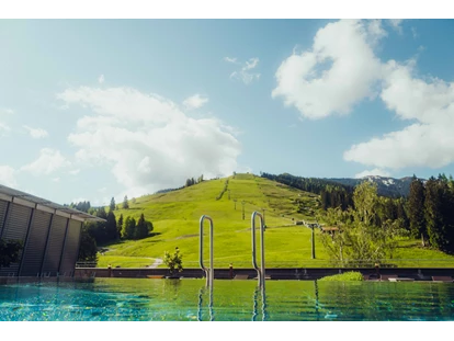 Naturhotel - Hoteltyp: BIO-Urlaubshotel - Aurach bei Kitzbühel - Rooftop Pool im Sommer - Holzhotel Forsthofalm