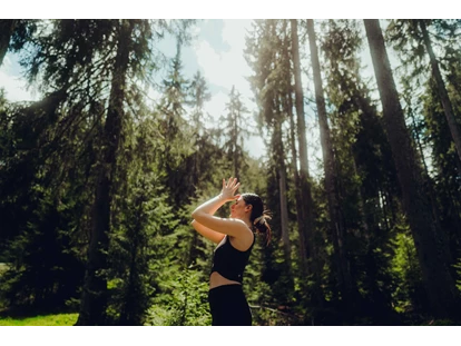 Naturhotel - nur für Erwachsene - Spielbichl - Yoga im Wald - Holzhotel Forsthofalm