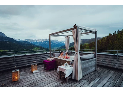Naturhotel - barrierefrei: Öffentliche Bereiche barrierefrei - Reith bei Kitzbühel - Romantik Bad - Holzhotel Forsthofalm