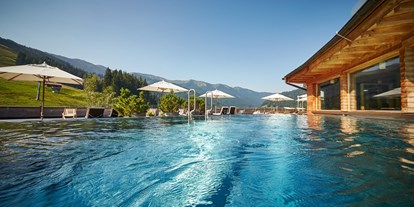 Naturhotel - WLAN: ganztägig WLAN im gesamten Hotel - PLZ 83080 (Deutschland) - Pool mit Blick in die Berge - Holzhotel Forsthofalm