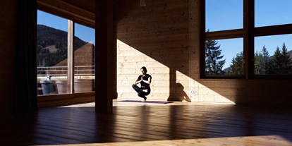 Naturhotel - Preisklasse: €€€ - PLZ 6370 (Österreich) - täglich Yoga, Meditationen & Fitness - Holzhotel Forsthofalm