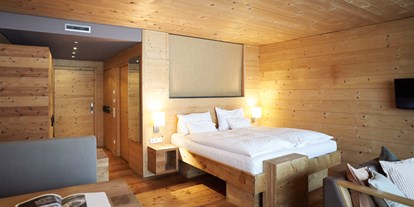 Naturhotel - Wasserbehandlung/ Energetisierung: Grander® Wasser - PLZ 6370 (Österreich) - Zimmer aus Mondholz - Holzhotel Forsthofalm