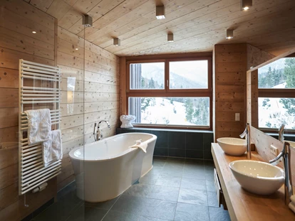 Naturhotel - barrierefrei: Öffentliche Bereiche barrierefrei - Unterwössen - Badezimmer in der Secret Forest Suite - Holzhotel Forsthofalm