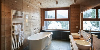 Naturhotel - Bio-Küche: Rohkost möglich - PLZ 5730 (Österreich) - Badezimmer in der Secret Forest Suite - Holzhotel Forsthofalm