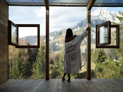 Naturhotel - Bio-Hotel Merkmale: Ökologische Architektur - Ramsau (Berchtesgadener Land) - Blick in die Natur aus einem der Ruheräume im Wellnessbereich - Holzhotel Forsthofalm