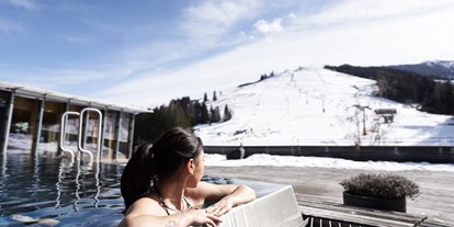 Naturhotel - Salzburg - Rooftop Pool mit Blick auf die Skipiste - Holzhotel Forsthofalm