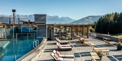 Naturhotel - Auszeichnung / Zertifikat / Partner: ABCERT - PLZ 6370 (Österreich) - Dachterrasse mit Plätzen an der Sonne - Holzhotel Forsthofalm