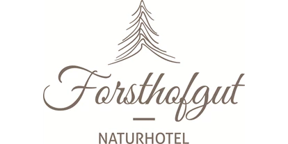 Naturhotel - Barrierefreies Zimmer - Hundsdorf (Bruck an der Großglocknerstraße) - Logo Naturhotel Forsthofgut. - Naturhotel Forsthofgut