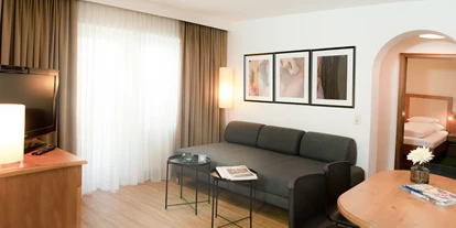Naturhotel - Preisklasse: €€ - Heuberg (Lend) - 3-Raum Apartment Wohnzimmer mit Blick ins Elterschlafzimmer - The RESI Apartments "mit Mehrwert"