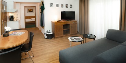 Nature hotel - Wellness - Wald (Wald im Pinzgau) - 3-Raum Apartment Wohnzimmer mit Blick zur Kochzeile und Kinderzimmer - The RESI Apartments "mit Mehrwert"