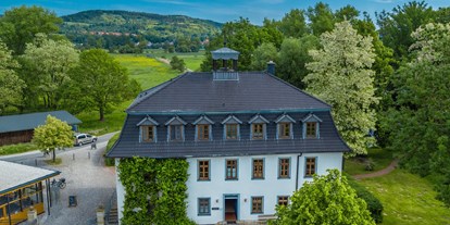 Naturhotel - Energieversorgung: Photovoltaik - PLZ 37287 (Deutschland) - Gutshaus von oben - Biohotel Stiftsgut Wilhelmsglücksbrunn