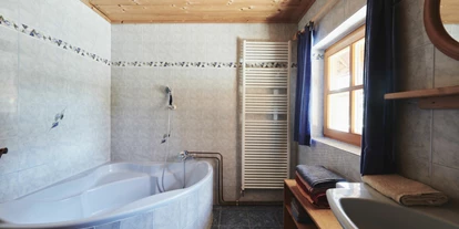 Naturhotel - Preisklasse: € - Kogl (Bad Goisern am Hallstättersee) - Badezimmer in der Sonnenwohnung im Waldhaus - Naturhaus Lehnwieser