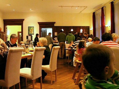 Nature hotel - Bio-Küche: Rohkost möglich - Samtens - Abendessen im Speisesaal - Biohotel Gut Nisdorf
