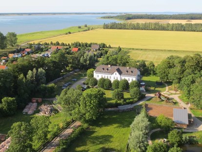 Naturhotel - WLAN: ganztägig WLAN im gesamten Hotel - Vorpommern - Gut Nisdorf - der ideale Ort für einen Familienurlaub an der Ostsee. - Biohotel Gut Nisdorf