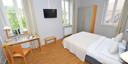 Naturhotel - Preisklasse: € - Langwieden - Zimmer mit Parkettboden aus Pfälzer Eiche - Naturhotel Stiftsgut Keysermühle