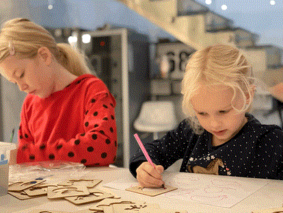 Naturhotel - Brandenburg Nord - Es gibt noch Spielzeug aus Holz und Stifte mit denen man malen kann.

"Der Erwachsene achtet auf Taten, das Kind auf Liebe. "Indisches Sprichwort - La Maison Bett & Bike