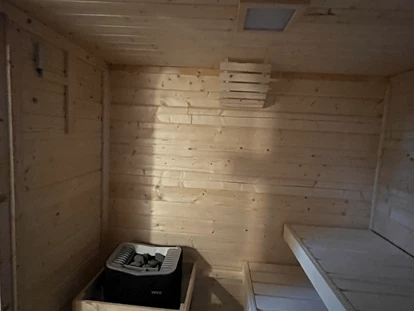 Naturhotel - Wassersparmaßnahmen - Havelaue - Die Sauna ist der Inbegriff von Entspannung und Wellness. Diese Schwitzstube, in der die Luft auf 60 bis 110 Grad Celsius erhitzt wird, fördert ganz nebenbei auch die Gesundheit. Seit dem 17. Dezember 2020 gilt die finnische Saunakultur laut UNESCO sogar als immaterielles Kulturerbe. - La Maison Bett & Bike
