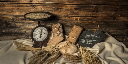 Naturhotel - Riezlern - Hausgebackenes Brot aus Natursauerteig wird von der Seniorchefin gebacken. - Biohotel Walserstuba