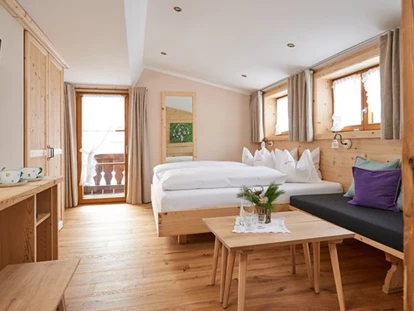 Naturhotel - Preisklasse: €€ - Wies (Schattwald) - Unsere Wohlfühlzimmer sind ausgestattet mit handgemachten Möbeln der Schreinerei Alt im Allgäu. - Biohotel Walserstuba