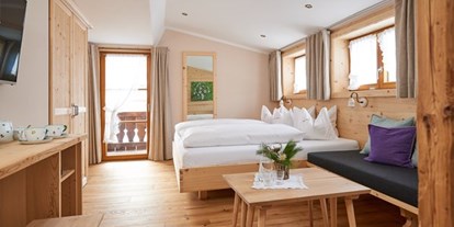 Naturhotel - Riezlern - Unsere Wohlfühlzimmer sind ausgestattet mit handgemachten Möbeln der Schreinerei Alt im Allgäu. - Biohotel Walserstuba