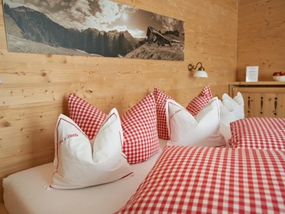 Naturhotel - Hoteltyp: BIO-Urlaubshotel - Gröben (Berwang) - Unsere Kleinen Doppelzimmer mit 18 m². Klein aber fein.  - Biohotel Walserstuba