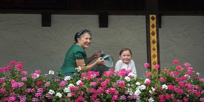 Naturhotel - WLAN: ohne WLAN - PLZ 88147 (Deutschland) - Seniorchefin Ulrike bei der Pflege der Blumenpracht. - Biohotel Walserstuba
