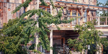 Naturhotel - Bio-Küche: Saisonale Speisen - Oberösterreich - Übernachte im Doppelzimmer Maple Tree und Parquet oder im Apartment Dome - der baum