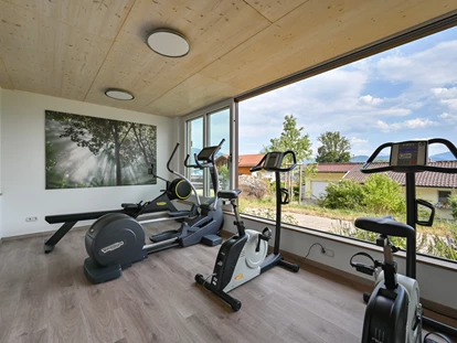 Nature hotel - Ökoheizung: Holzheizung: nein - Oberau (Landkreis Garmisch-Partenkirchen) - Hotel-Fitness-Studio für Sport und Workout mit Blick zu den Bergen - Biohotel Eggensberger