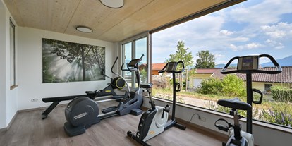 Naturhotel - Bad Kohlgrub - Hotel-Fitness-Studio für Sport und Workout mit Blick zu den Bergen - Biohotel Eggensberger