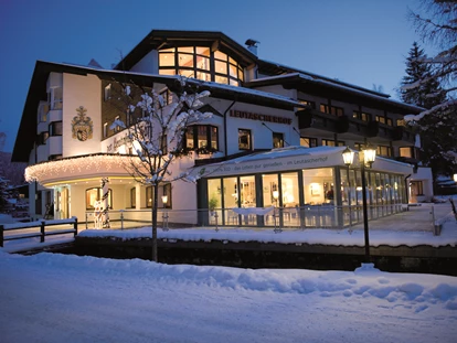Naturhotel - Spa-Bereich mit mind. 2 unterschiedlichen Saunen - Bichl (Landkreis Bad Tölz-Wolfratshausen) - Hotel Winter Außenaufhnahme - Biohotel Leutascherhof