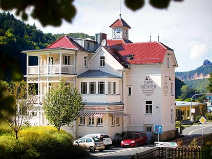Naturhotel - Wassersparmaßnahmen - Ottendorf-Okrilla - Villa Thusnelda - hier befindet sich das Café Richter mit Blick auf die Elbe sowie zwei Premium-Apartments in den oberen Etagen - Bio- & Nationalpark-Refugium Schmilka