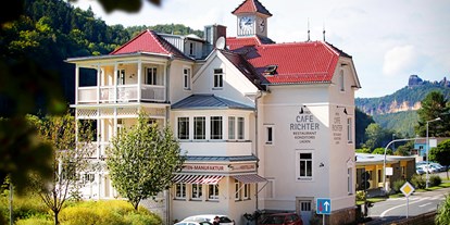 Naturhotel - Bio-Hotel Merkmale: Naturlatex Schlafsysteme - Deutschland - Villa Thusnelda - hier befindet sich das Café Richter mit Blick auf die Elbe sowie zwei Premium-Apartments in den oberen Etagen - Bio- & Nationalpark-Refugium Schmilka