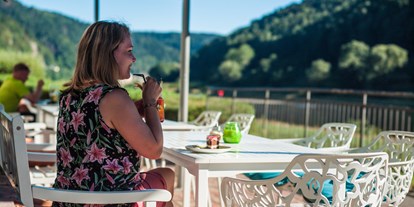 Naturhotel - Auszeichnung / Zertifikat / Partner: Nationalpark-/NaturParkPartner - Sächsische Schweiz - Handgemachte Bio-Torten und erfrischende Eiskreationen im Café Richter - den Elbblick gibt es obendrauf! - Bio- & Nationalpark-Refugium Schmilka