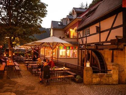 Naturhotel - Day-Spa - Lohmen (Landkreis Sächsische Schweiz) - Unser lauschige Biergarten lädt auch an lauen Sommerabenden zum Verweilen ein - Bio- & Nationalpark-Refugium Schmilka