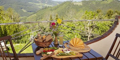 Naturhotel - Bio-Küche: Vollwertküche - Ausblick von der Terrasse - Biolandhaus Arche