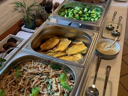 Nature hotel - Bio-Küche: Saisonale Speisen - Lapitz - Ausschnitt aus einem Hochzeitskleid-Mehr-Gänge-Buffet - Vegan Resort