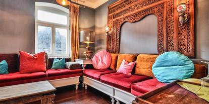 Naturhotel - Hoteltyp: Bio-Restaurant - Sächsische Schweiz - Das Zimmer Taj Mahal - das Wohnzimmer hat eine gemütliche ShishaLounge, die man auch zum Schlafen nutzen kann.  - Bio-BoutiqueHotel Villa Waldfrieden