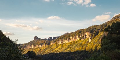 Naturhotel - Auszeichnung / Zertifikat / Partner: Nationalpark-/NaturParkPartner - Sächsische Schweiz - Die berühmten Schrammsteine zeigen sich von ihrer schönstens Seite  - Bio-BoutiqueHotel Villa Waldfrieden