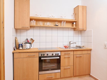 Naturhotel - Recyclingpapier - Dörrebach - Küchenzeile in Komfortzimmer - BioWeingut & Landhotel Gänz