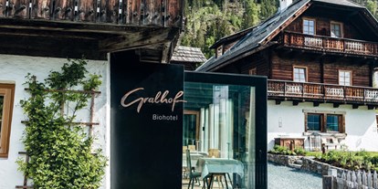 Naturhotel - Auszeichnung / Zertifikat / Partner: Mitglied Verein BIOHOTELS® - Kärnten - Biohotel Gralhof: Außenansicht - Biohotel Gralhof