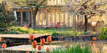 Naturhotel - Ernährungsumstellung - idyllischer Garten mit Teich  - Rosenberg Ayurveda Gesundheits- und Kurzentrum