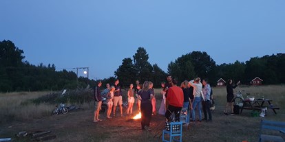 Naturhotel - Müllmanagement: Müllstationen für Gäste - Südschweden - Lagerfeuer mit Stockbrot - immer am Donnerstag. - Sonnenhügelhof (Solberga Gård)